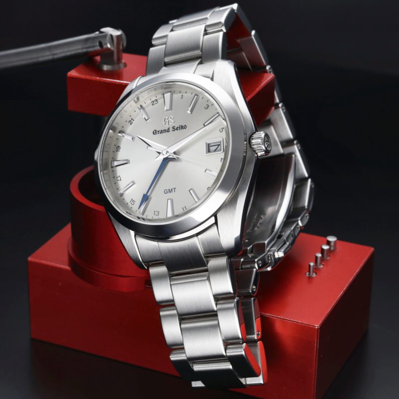 2023 New Unworn Grand Seiko ref. SBGN011 GMT Heritage Collection Quartz 40mm Full-set - Image 6