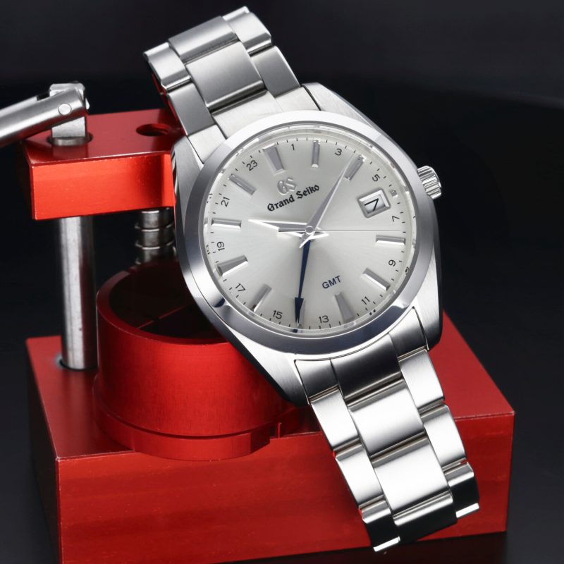 2023 New Unworn Grand Seiko ref. SBGN011 GMT Heritage Collection Quartz 40mm Full-set - Image 5