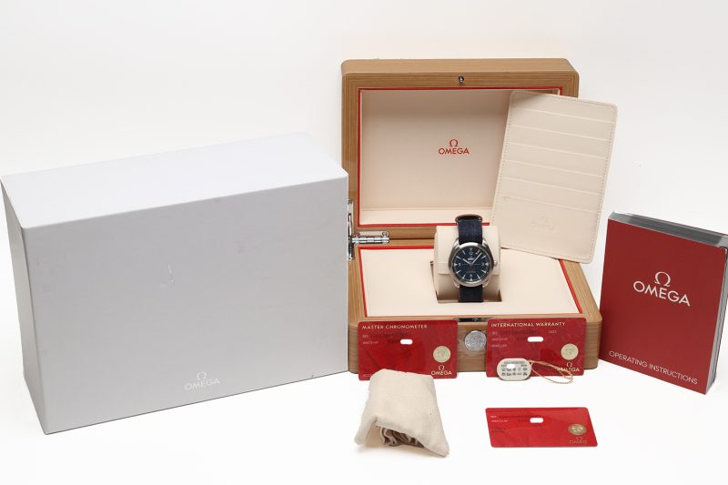 ca. 2020 New Unworn Omega ref. 22012402003001 Seamaster Railmaster Co-Axial Chronometer 40 mm Jeans Dial Full-set - Image 16