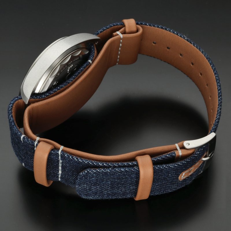 ca. 2020 New Unworn Omega ref. 22012402003001 Seamaster Railmaster Co-Axial Chronometer 40 mm Jeans Dial Full-set - Image 15