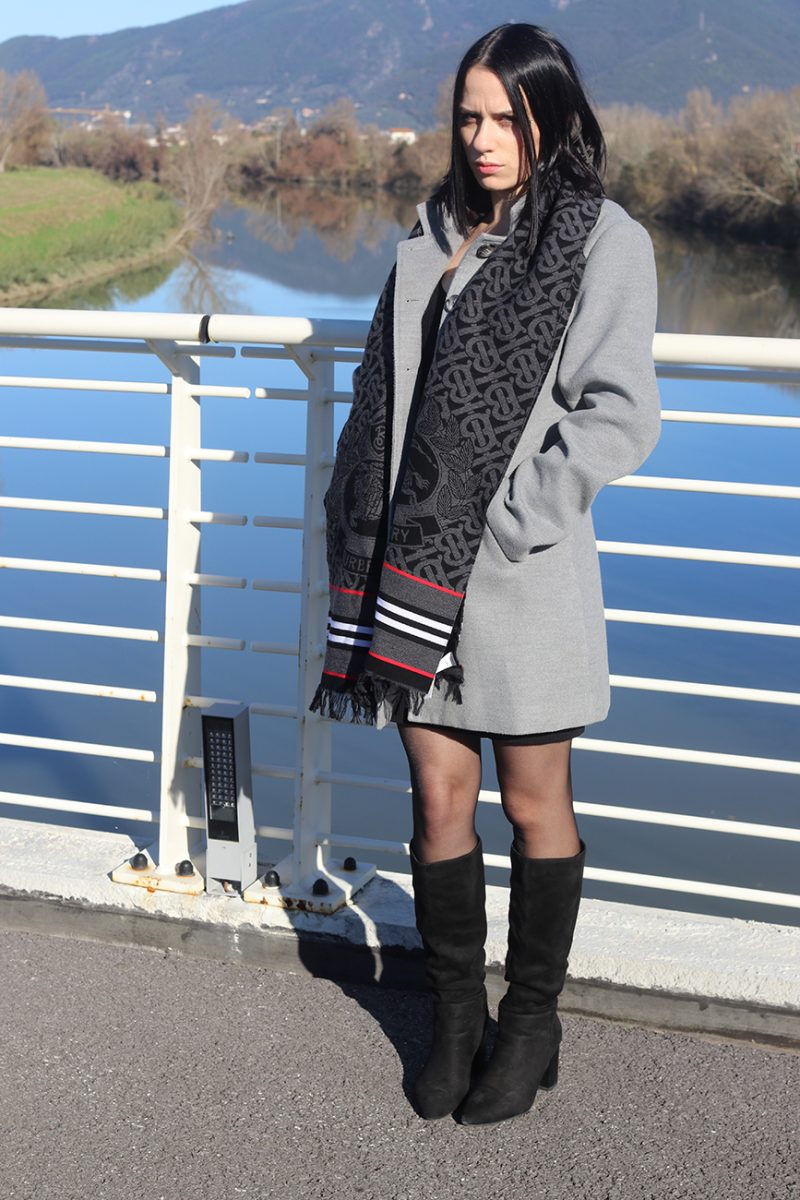 Burberry Wool & Silk Black Scarf with Logo - Unisex - Image 5