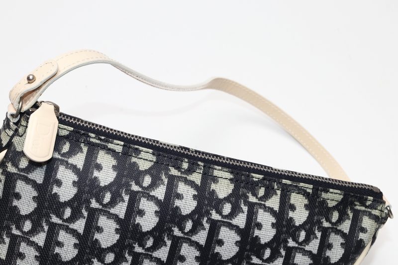 Christian Dior Trotter Saddle Bag PVC Nero & Avorio + Spilla CD Trotter - Pre-Loved - immagine 11