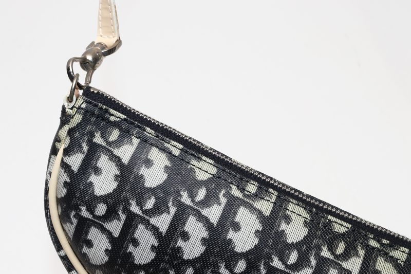 Christian Dior Trotter Saddle Bag PVC Nero & Avorio + Spilla CD Trotter - Pre-Loved - immagine 12
