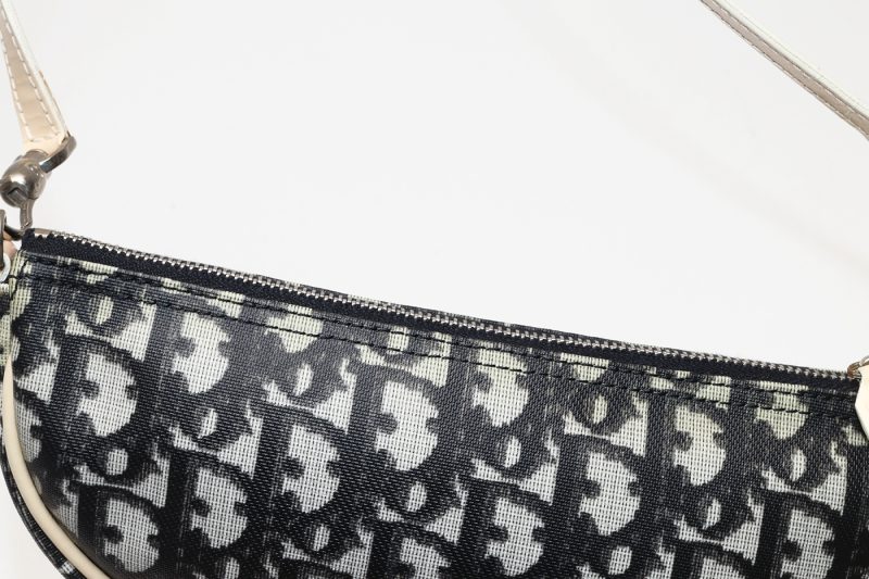 Christian Dior Trotter Saddle Bag PVC Nero & Avorio + Spilla CD Trotter - Pre-Loved - immagine 13