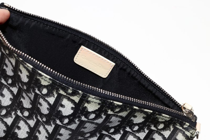 Christian Dior Trotter Saddle Bag PVC Nero & Avorio + Spilla CD Trotter - Pre-Loved - immagine 15