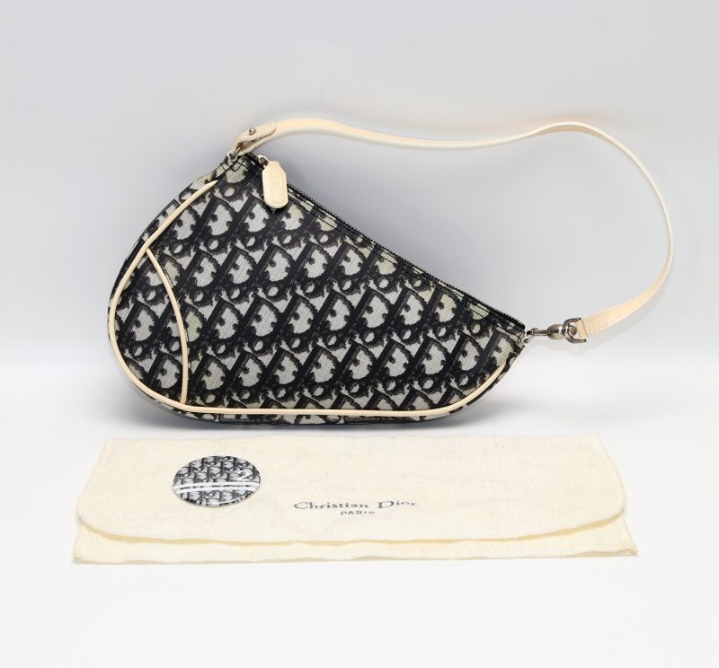 Christian Dior Trotter Saddle Bag PVC Nero & Avorio + Spilla CD Trotter - Pre-Loved - immagine 18