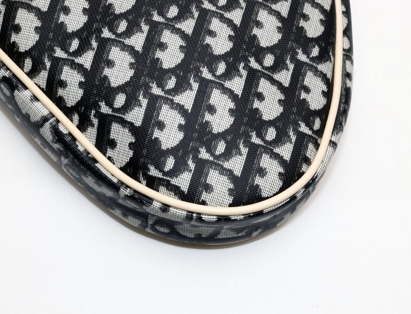 Christian Dior Trotter Saddle Bag PVC Nero & Avorio + Spilla CD Trotter - Pre-Loved - immagine 8