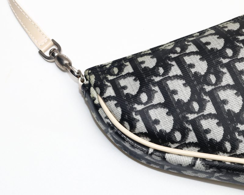 Christian Dior Trotter Saddle Bag PVC Nero & Avorio + Spilla CD Trotter - Pre-Loved - immagine 9