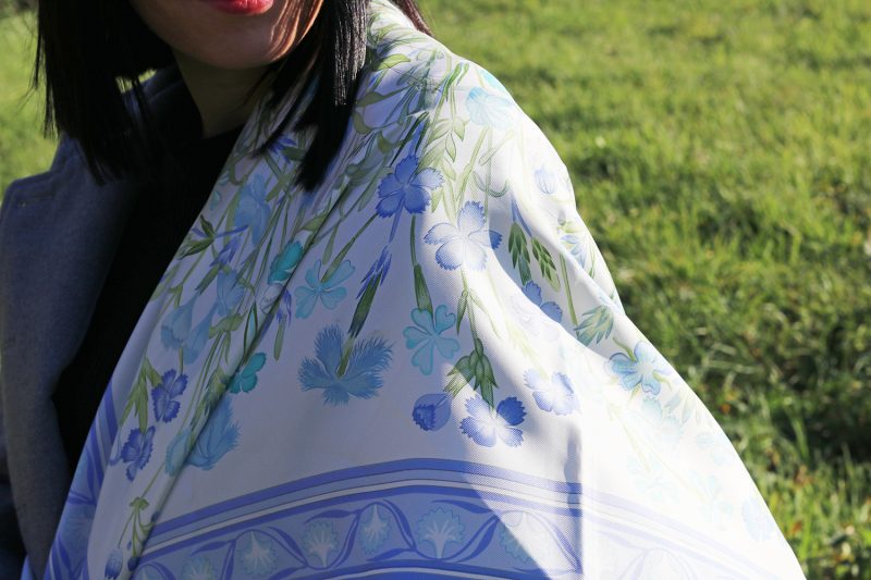 Hermès Carré 90 Oeillets Sauvages et Autrues Caryophyllées 100% Silk Scarf - Image 3