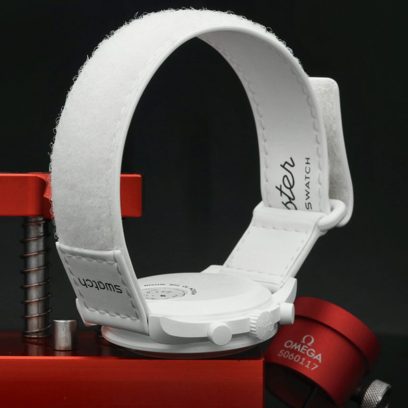 2024 New Unworn Omega x Swatch MoonSwatch Mission to the Moonphase Snoopy SO33W700 Full Set + Triple Strap - Image 6