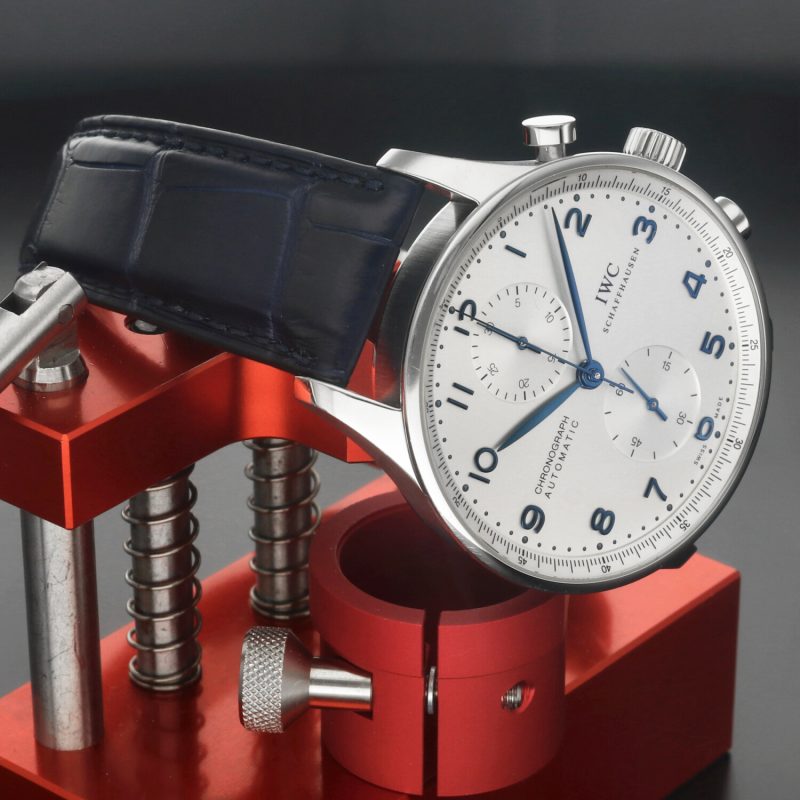2020 IWC Portuguese Chronograph IW371446 – Quadrante Argento, Lancette Blu, Full Set, Garanzia IWC 2028 - immagine 3