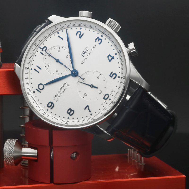 2020 IWC Portuguese Chronograph IW371446 – Quadrante Argento, Lancette Blu, Full Set, Garanzia IWC 2028 - immagine 2