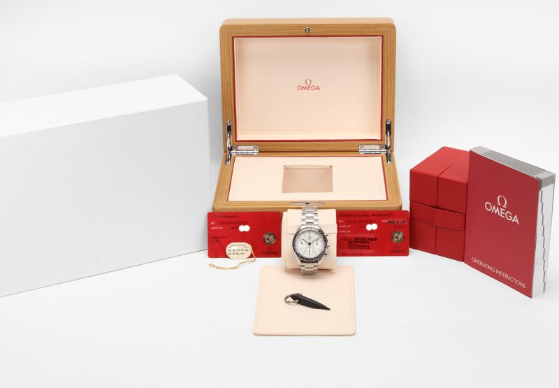 2024 Omega Speedmaster Racing Ref. 326.30.40.50.02.001 – Quadrante Argenté, Full Set, Mai Indossato, Garanzia Ufficiale Omega fino al 2029 - immagine 16