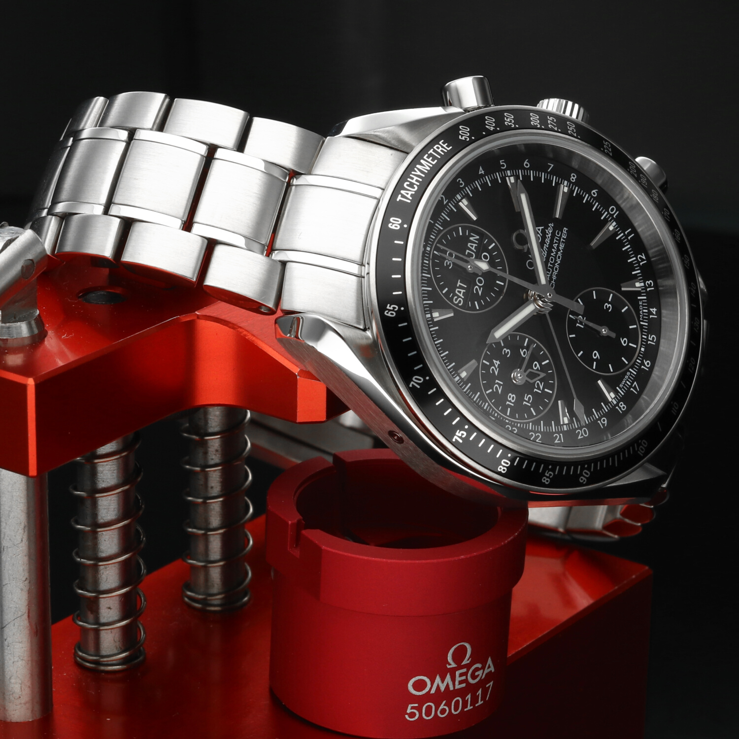 Mai Indossato Omega Speedmaster Day Date Triple Date 3220.50 – NOS - Full Set - 2017 -Scatola & Garanzia Originale - immagine 5